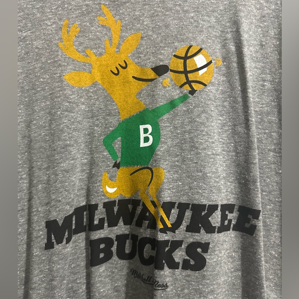 Mitchell & Ness Milwaukee Bucks men’s T-shirt, size medium